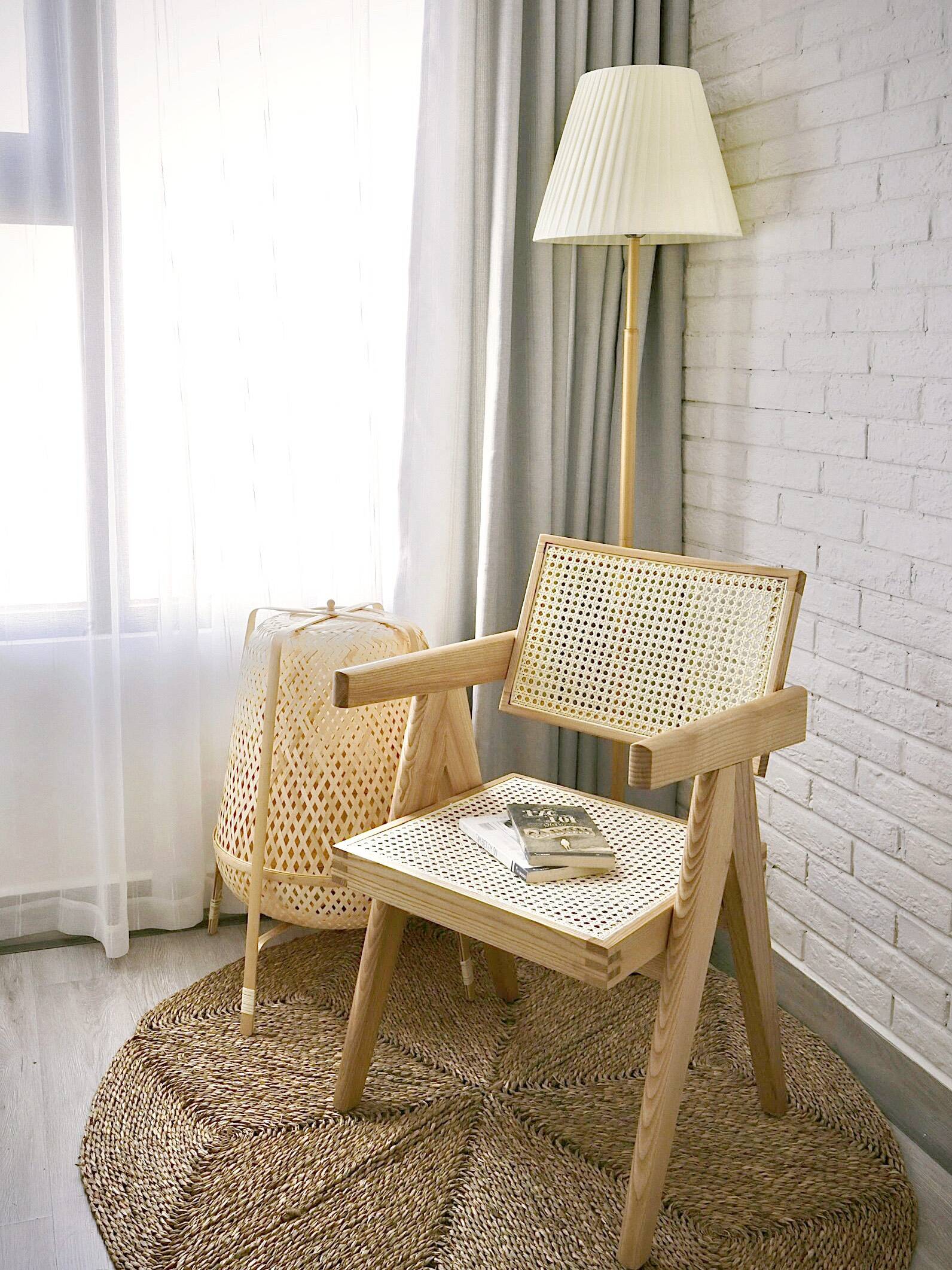 Chiếc ghế gỗ đan tre được sử dụng linh hoạt theo nhu cầu của chủ nhà