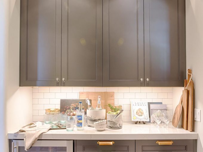 Thiết kế không gian bếp hiện đại với tủ bếp kim loại sang trọng