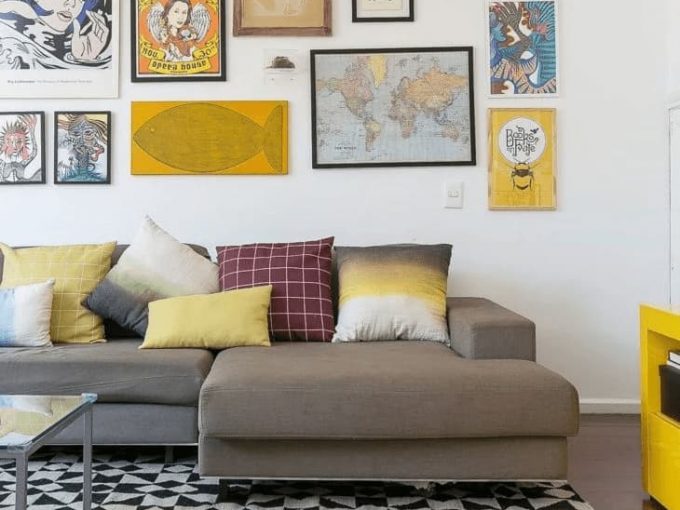 Cách kết hợp ghế sofa màu xám cho phòng khách nhà ống đẹp